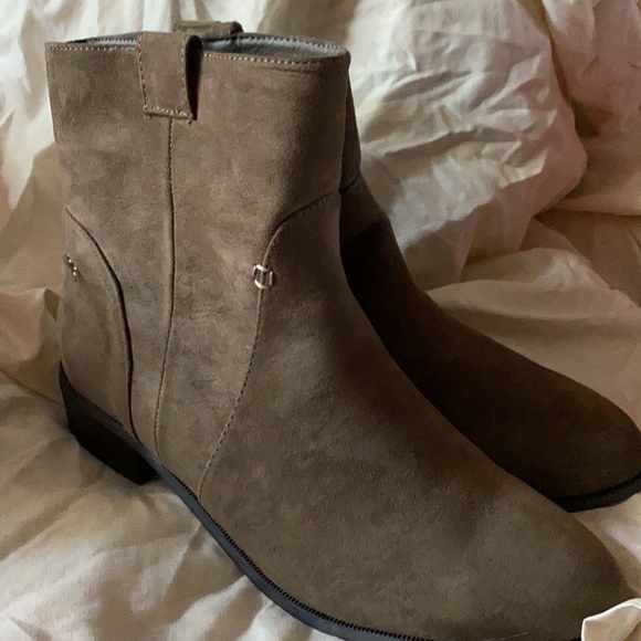 Olive booties size 8.5 - Picture 2 of 2